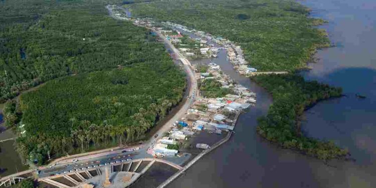 Mũi Cà Mau là vùng đất cực Nam của Tổ quốc, nằm nhô ra biển