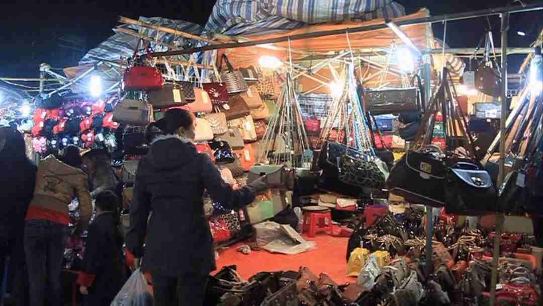 Chợ đêm đông đúc với nhiều mặt hàng vào cuối tuần trên phố cổ