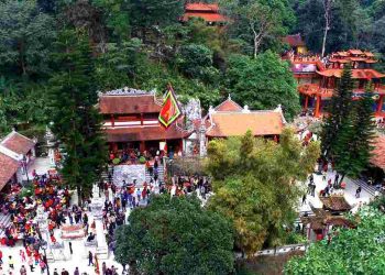 Hằng năm thu hút nhiều người tới hành hương