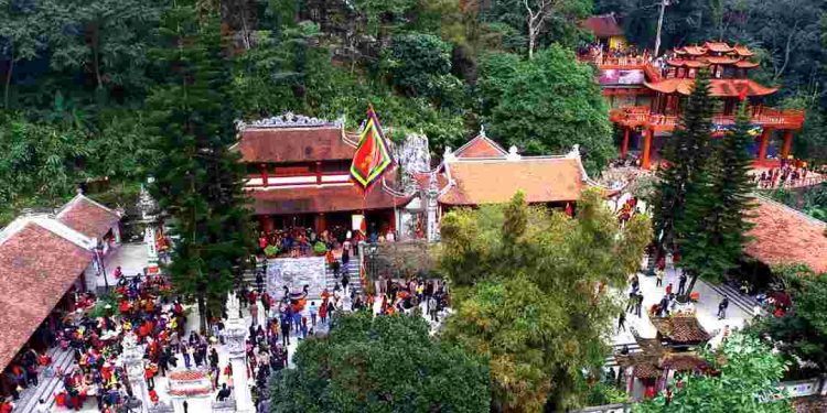 Hằng năm thu hút nhiều người tới hành hương