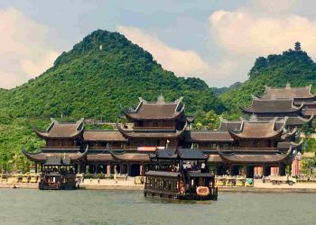 Chùa Tam Chúc là địa điểm du lịch tâm linh  nổi tiếng tại Việt Nam