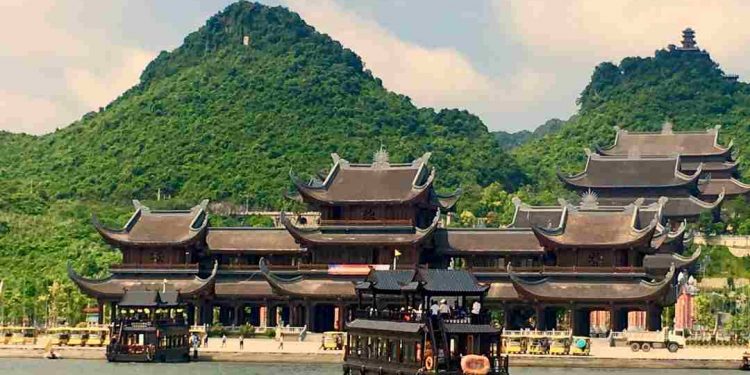 Chùa Tam Chúc là địa điểm du lịch tâm linh nổi tiếng tại Việt Nam