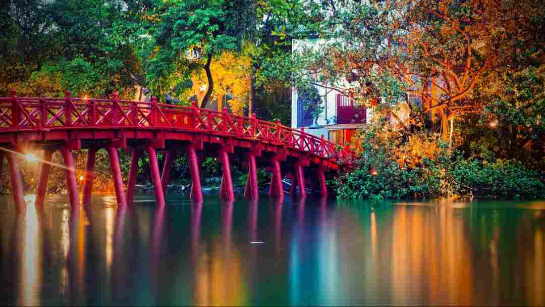 Cầu Thê Húc địa điểm nên ghé thăm khi tới đền Ngọc Sơn