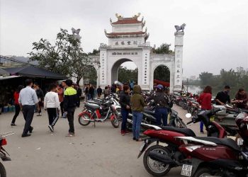 Thành tâm cầu khấn những nguyện vọng của bản thân