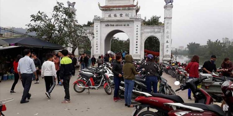 Thành tâm cầu khấn những nguyện vọng của bản thân