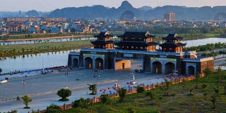 Hoa Lư cũng tổ chức nhiều lễ hội với các mục đích tưởng niệm