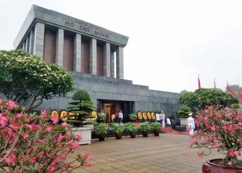 Đi lăng Bác mặc đồ gì cho phù hợp? Những quy định cần biết