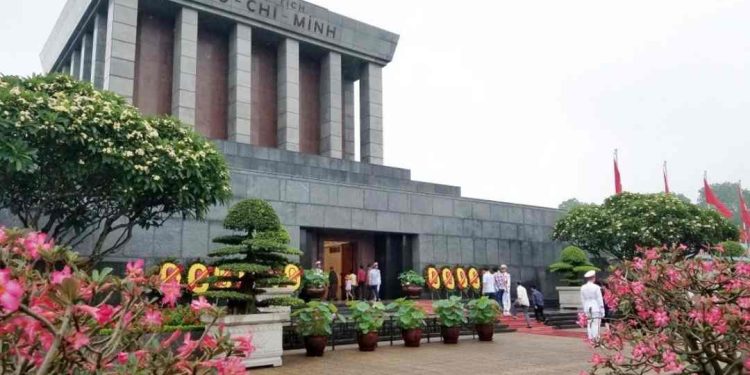 Đi lăng Bác mặc đồ gì cho phù hợp? Những quy định cần biết