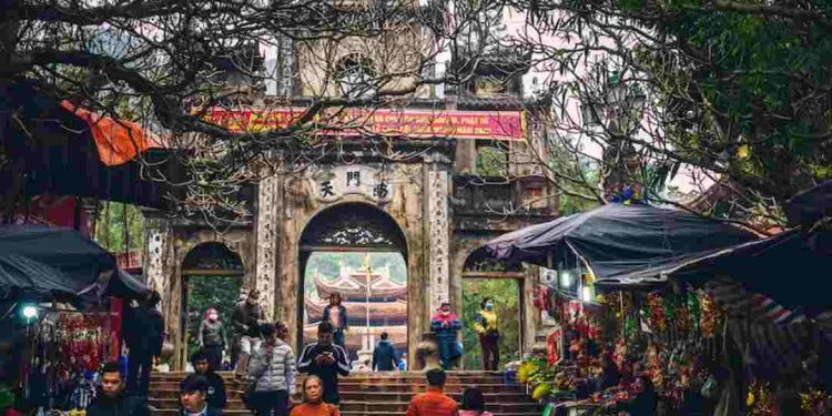 Lễ hội Chùa Hương có gì thu hút khác du lịch trên cả nước?