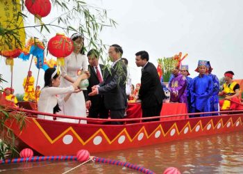 Lễ hội Hoa Lư thu hút một lượng lớn khách du lịch hàng năm