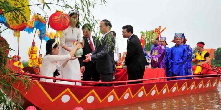 Lễ hội Hoa Lư thu hút một lượng lớn khách du lịch hàng năm