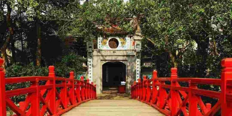 Đền mở cửa từ thứ Hai đến thứ Bảy, từ 8h sáng đến 17h chiều