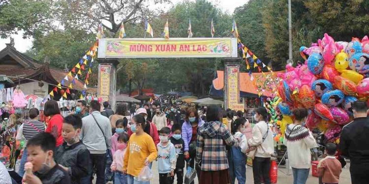 Tham gia Lễ hội Chùa Trăm Gian là một trải nghiệm thú vị và ý nghĩa.