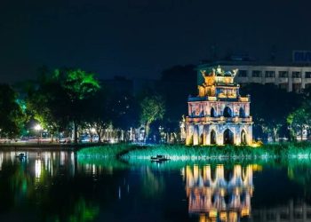 Bên trong Hồ Gươm có nhiều di tích lịch sử quan trọng.