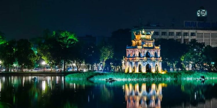 Bên trong Hồ Gươm có nhiều di tích lịch sử quan trọng.