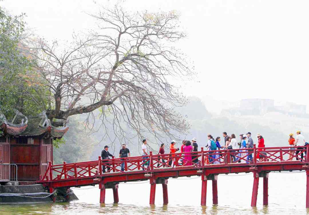 Bạn nên tránh đi vào các khu vực có nguy cơ nằm sâu trong Hồ Gươm