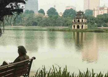 Bạn nên đến Hồ Gươm vào thời gian từ tháng 4 đến tháng 10.