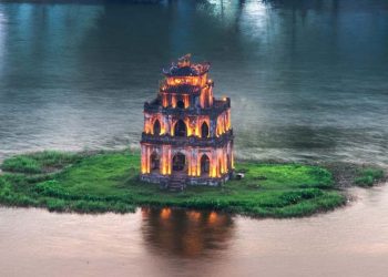 Hồ Gươm là một trong những địa điểm du lịch hấp dẫn nhất ở Hà Nội