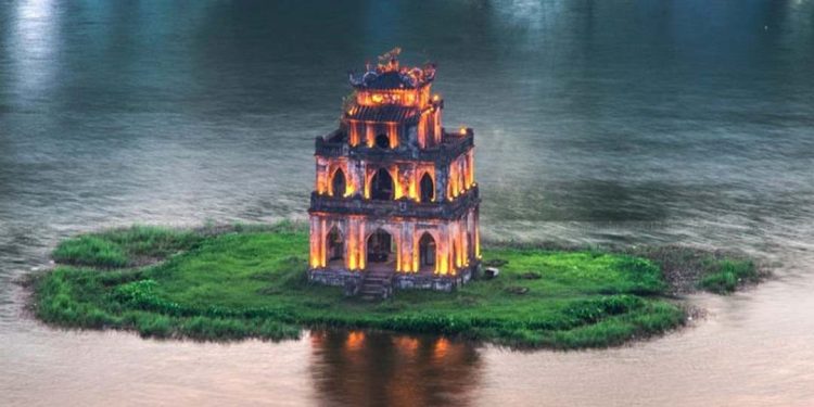 Hồ Gươm là một trong những địa điểm du lịch hấp dẫn nhất ở Hà Nội