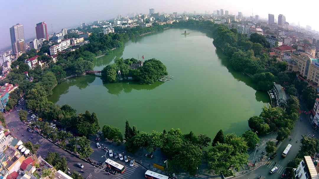 Bạn cũng có thể tham gia những buổi hòa nhạc tối tại Hồ Gươm