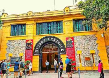 Đi từ trung tâm đến Nhà Tù Hỏa Lò bằng xe buýt