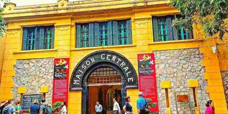 Đi từ trung tâm đến Nhà Tù Hỏa Lò bằng xe buýt