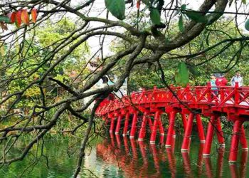 Cầu Thê Húc là một địa điểm du lịch phổ biến tại Hà Nội