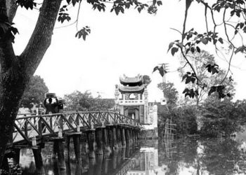 Đền Ngọc Sơn nằm trên hòn đảo nhỏ giữa hồ Hoàn Kiếm