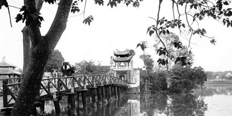 Đền Ngọc Sơn nằm trên hòn đảo nhỏ giữa hồ Hoàn Kiếm